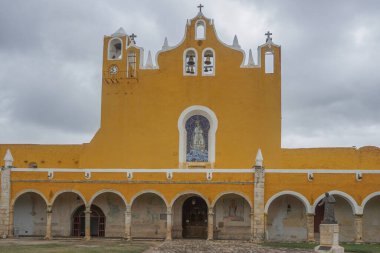 Izamal, Yucatan, Meksika: Fransisken Manastırı ve San Antonio de Padua Manastırı, 1561 yılında inşa edilmiştir. Avlu, Vatikan 'dan sonra ikinci sırada..