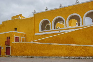 Izamal, Yucatan, Meksika: 1561 yılında San Antonio de Padua Manastırı ve Fransisken Manastırı 'nın dış tarafındaki rampadan geçen kırmızı bir kapı..