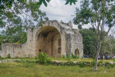 Dzibilchaltun, Yucatan, Meksika: Turistler, Maya yapılarının taşlarından inşa edilmiş bir İspanyol misyon kilisesinin kalıntılarını ziyaret ettiler..