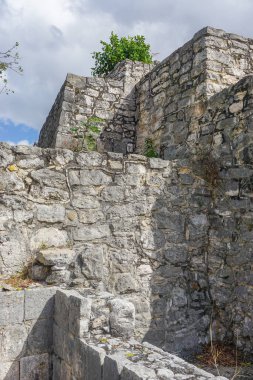 Dzibilchaltun, Yucatan, Meksika: Yapı 36 'nın ayrıntıları, ana plazanın kuzeydoğu köşesinde merkezi merdivenli katlı bir piramit.