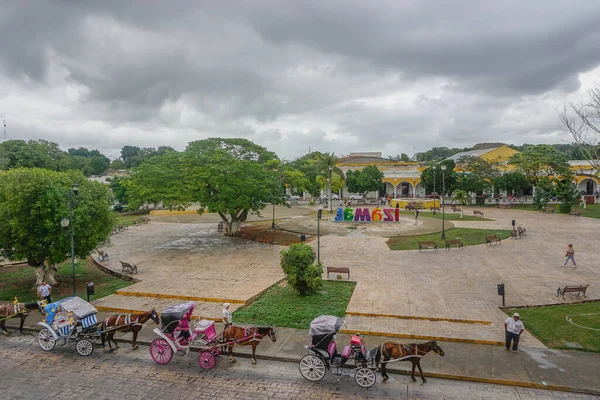 Izamal Yucatán México Caballos Carruajes Esperan Los Pasajeros Largo Plaza —  Fotos de Stock
