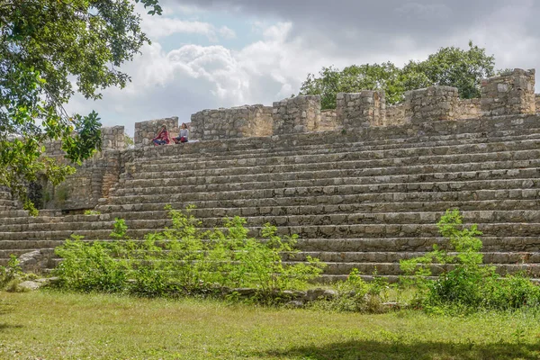 Dzibilchaltun Yucatan Meksika Bina Meditasyon Yapan Iki Kadın Sürekli Merdiveni — Stok fotoğraf