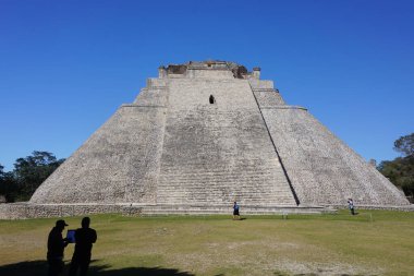 Uxmal, Meksika: Turistler Sihirbazın Maya Piramidini ziyaret ettiler, nam-ı diğer Cüce Piramidi, M.S 600-900.