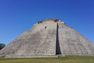 Uxmal, Meksika: Büyücünün Maya Piramidi, nam-ı diğer Cüce Piramidi, M.S 600-900.
