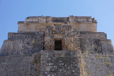Uxmal, Meksika: Büyücünün Maya Piramidine yakın çekim, ayrıca Cüce Piramidi olarak da bilinir, M.S 600-900.