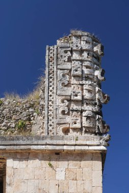 Uxmal, Meksika: Büyük bir Maya şehri olan Uxmal 'da M.S. 600-900 yılları arasında yapılan oymalar.