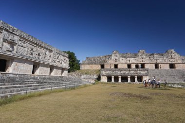 Uxmal, Meksika: Eski Maya harabelerinde Mezoamerikan top sahasını ziyaret eden turistler.