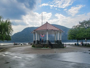 Cold Spring, New York: Hudson Nehri 'ne park edin bir yağmur fırtınasından sonra bir bando standı veya çardağı ile.