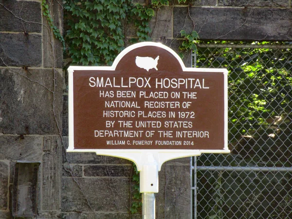 ニューヨーク州ルーズベルト島 東川の島にレンウィック スモール水痘病院 1856年 の遺跡を示す標識 — ストック写真