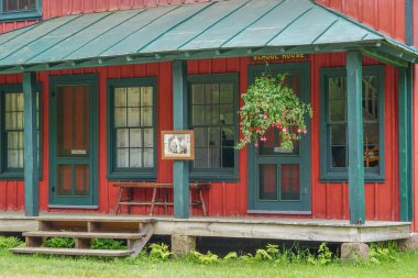 Sagamore Gölü, NY: Büyük Kamp Sagamore 'daki Okul Evi, 1897 yılında inşa edildi..