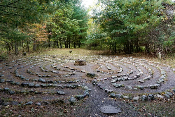 Bangor, Pennsylvania: Columcille Megalith Parkı 'ndaki taşlardan oluşan labirent, Appalachian Dağları' nın Kittatinny Sırtı 'ndaki Kelt maneviyatına dayanan kar amacı gütmeyen bir park..