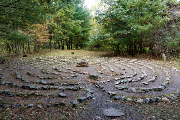 ペンシルベニア州バンゴー アパラチア山脈のキッタティニーリッジにあるケルトの精神性に根ざした非営利公園であるコロンヴィル メガリス公園の石の迷宮 ストックフォト