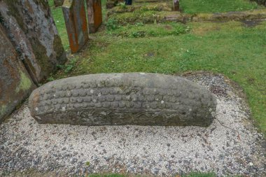 Luss, İskoçya: 11. yüzyıl Viking Hogback mezar taşı Lomond Gölü 'ndeki St. Kessog Kilisesi' nde (1875).