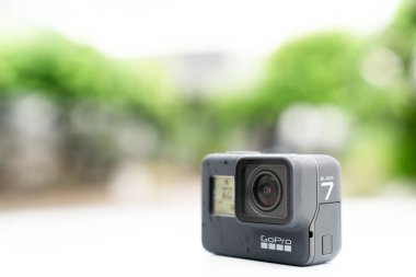 BANGKOK, THAILAND - Ekim 01, 2018: GoPro HerO 7 Black ürünü yağmur günü su geçirmez aksiyon kamerasında. Yeni özellikleri olan aksiyon kamerası hiperyumuşak, canlı yayın, zaman eğrisi ve SuperPhoto.