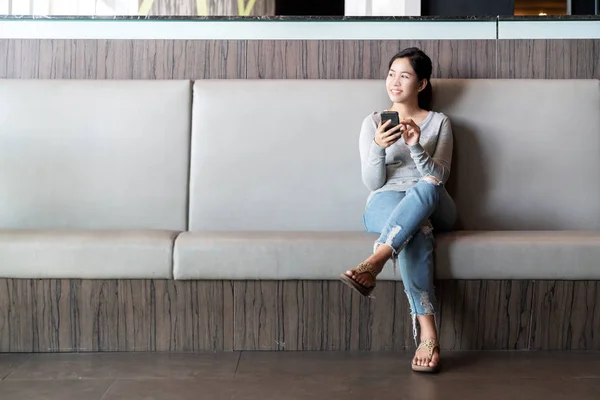 Wanita Asia Muda Yang Menarik Duduk Bersilang Kaki Sofa Menggunakan — Stok Foto