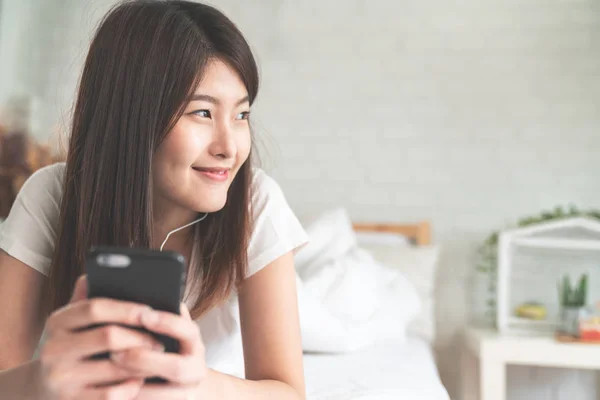 Potret Wanita Muda Asia Menarik Yang Mendengarkan Musik Smartphone Tersenyum — Stok Foto