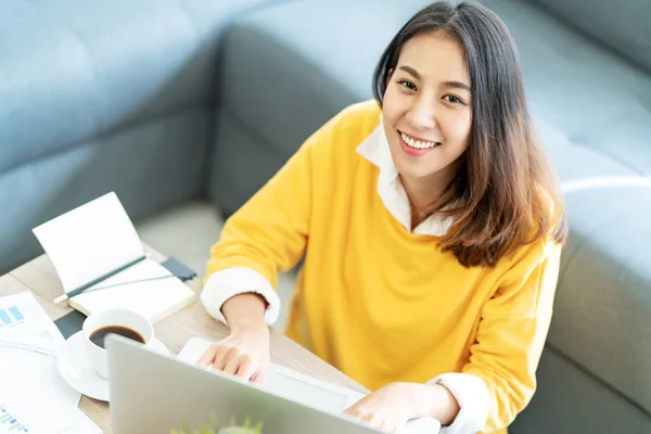 Murid Muda Asia Yang Menarik Dan Bahagia Duduk Lantai Ruang — Stok Foto