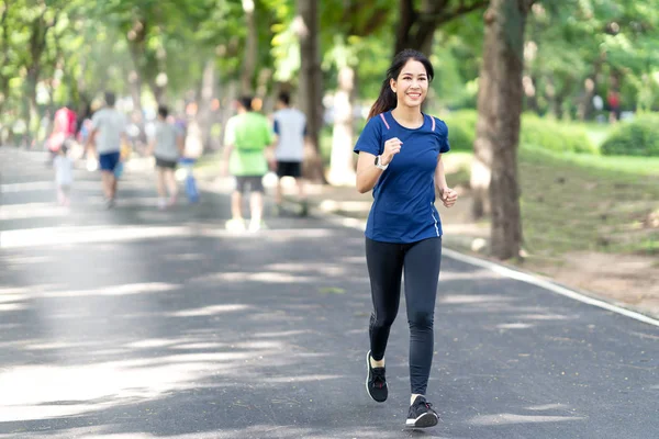 Jonge Aantrekkelijke Aziatische Runner Vrouw Running Stad Straat Stockfoto