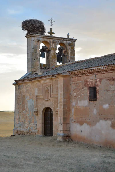 Küçük kasabadaki terk edilmiş kilise.