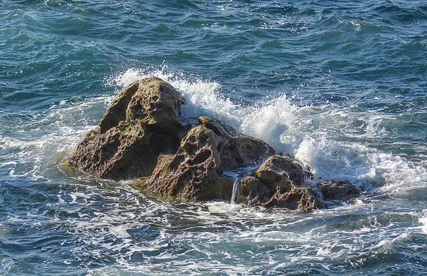 Slag Från Vågorna Som Stöter Mot Den Steniga Stranden — Stockfoto