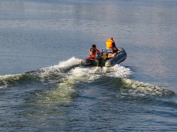 Región Moscú Rusia 2020 Dos Personas Nadan Bote Inflable Con — Foto de Stock