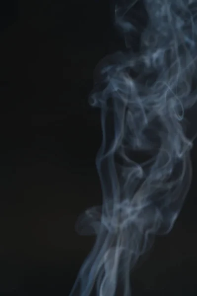 Weißer Rauch Lockiger Schwarzer Hintergrund Der Als Hintergrundbild Dient — Stockfoto