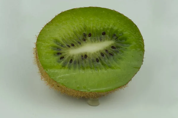 Frutos Quivi Dividem Meio Fundo Branco Com Água Fluindo Devido — Fotografia de Stock