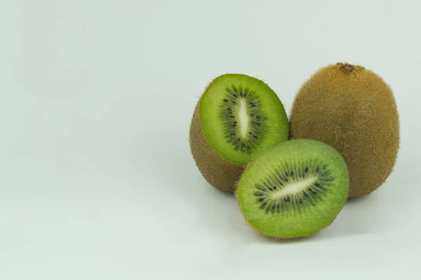 Frutos Fruta Kiwi Estão Cheios Divididos Meio Fundo Branco — Fotografia de Stock
