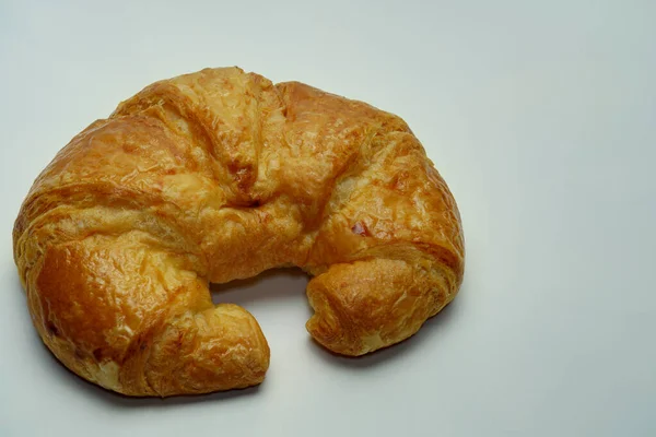 Croissant Simples Uma Peça Espaço Cópia Fundo Branco — Fotografia de Stock
