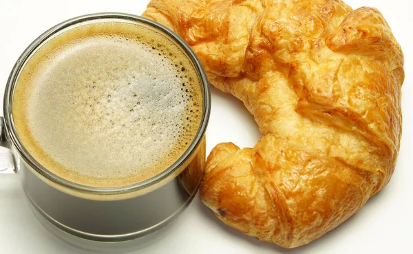 Café Manhã Xícara Café Preto Croissant Colocado Lado Fundo Branco — Fotografia de Stock