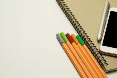 Akıllı telefon kavramı, hafızayı kaydetmek için renkli çubukları olan bir deftere yerleştirilir..