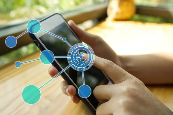 Kadınlar karışık medya ile iletişim kurmak için akıllı telefon kullanıyorlar.