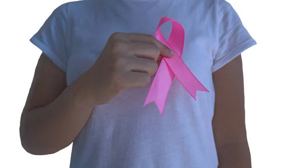 Göğüs kanseri hakkında pembe kurdeleli bir kadın. Sağlık ve ilaç kavramı..