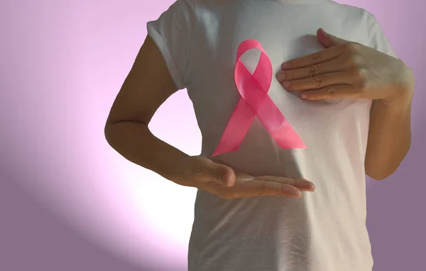 ピンクリボン乳がんの意識を持つヴィンテージ女性ピンクの背景に隔離されたヘルスケアと医療の概念 — ストック写真