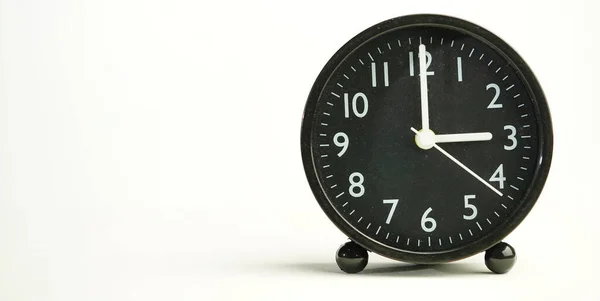 3時または15時のための装飾的なクローズアップブラックアナログ目覚まし時計 コピースペースと別の白い背景 — ストック写真