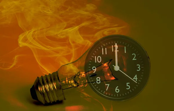 Résumez Une Ampoule Avec Suie Travail Une Horloge Analogique Noire — Photo
