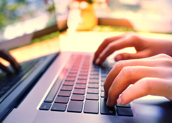 Teclado Portátil Mecanografía Mano Para Niña Cafetería Conceptual Entrada Inalámbrica — Foto de Stock