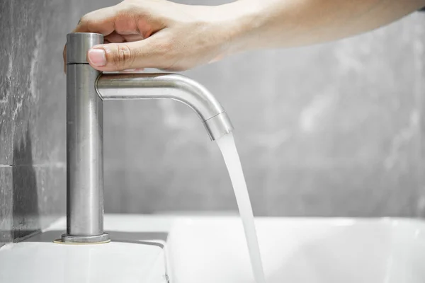 Wasserhahn Oder Wasserhahn Einem Weißen Waschbecken Ein Oder Ausschalten — Stockfoto