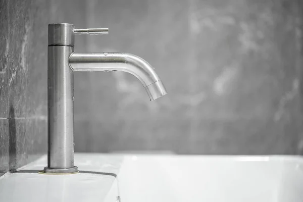 Ein Wasserhahn Oder Ein Wasserhahn Auf Einem Weißen Waschbecken — Stockfoto