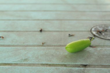Bilimbi, salatalık ağacı (Averrhoa bilimbi) masanın üzerinde, thailand