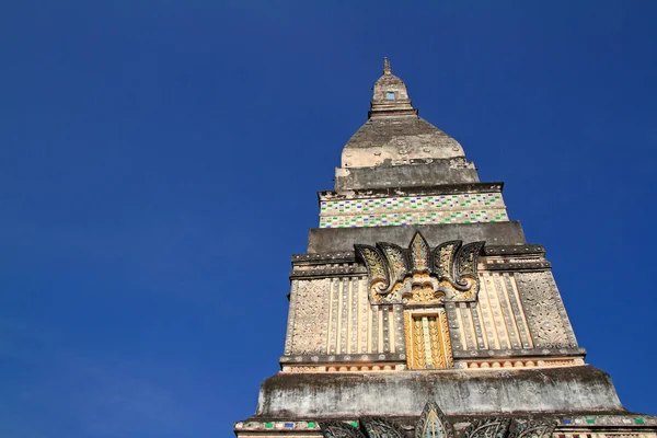 Stupa Poledne Pod Modrým Nebem Pozadí — Stock fotografie