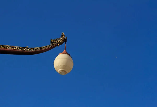 青い空の金色のランプと照明ポールの背景タイ — ストック写真