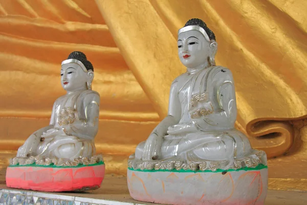 Birmanya Sanat Tarzında Beyaz Mermer Lord Buddha Heykeli — Stok fotoğraf