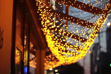 Kafenin kenarındaki Noel ışıkları