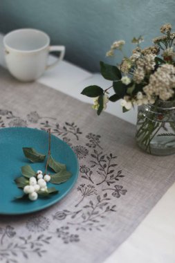 Masa mavi ve açık renklerle güzel ayarlanmış.