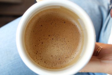 Bir fincan aromatik canlandırıcı kahve.