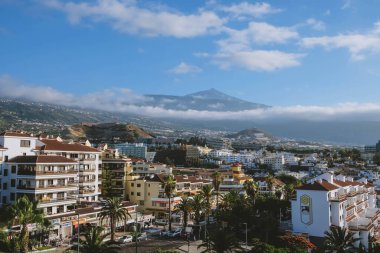 Bir volkanın arka planındaki şehir. İspanya, Kanarya Adaları, Tenerife, Puerto de La Cruz