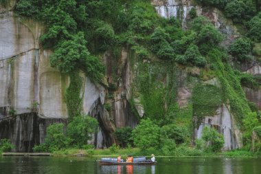 Göldeki tekne. Çin, Shaoxing, Doğu Gölü