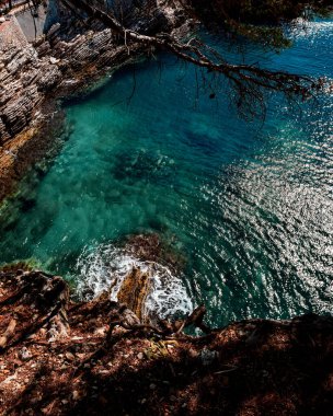 Uçurumdan renkli deniz manzarası