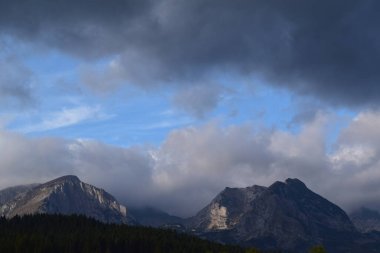 Karadağ 'ın güzel dağ manzaraları mavi gökyüzü, deniz ve göller ve bulutlarla